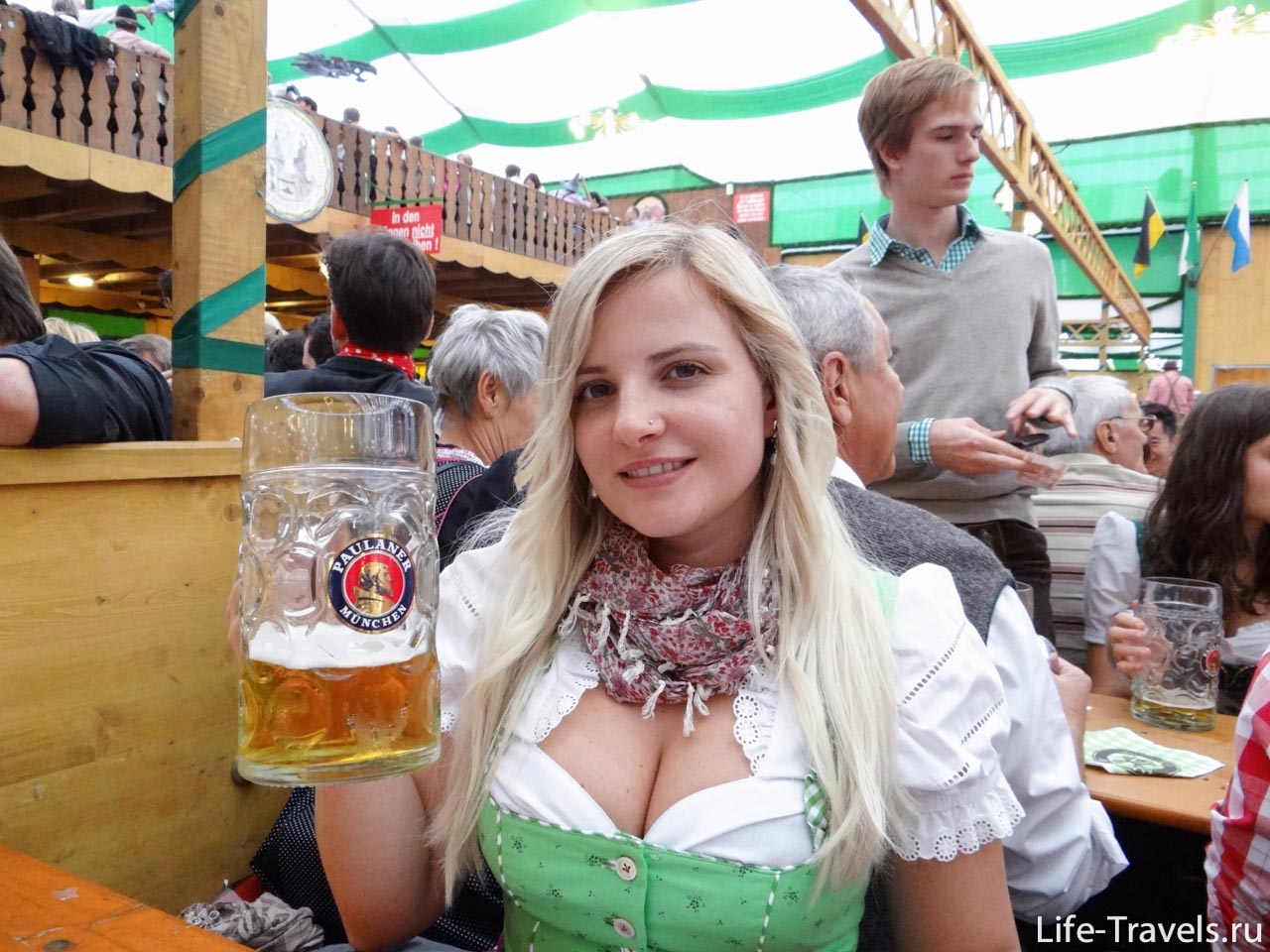 Русская девушка в традиционном баварском платье на Октоберфесте